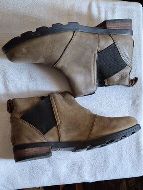Sorel Brown Leather Chukka Boots with Black Elastic Panels